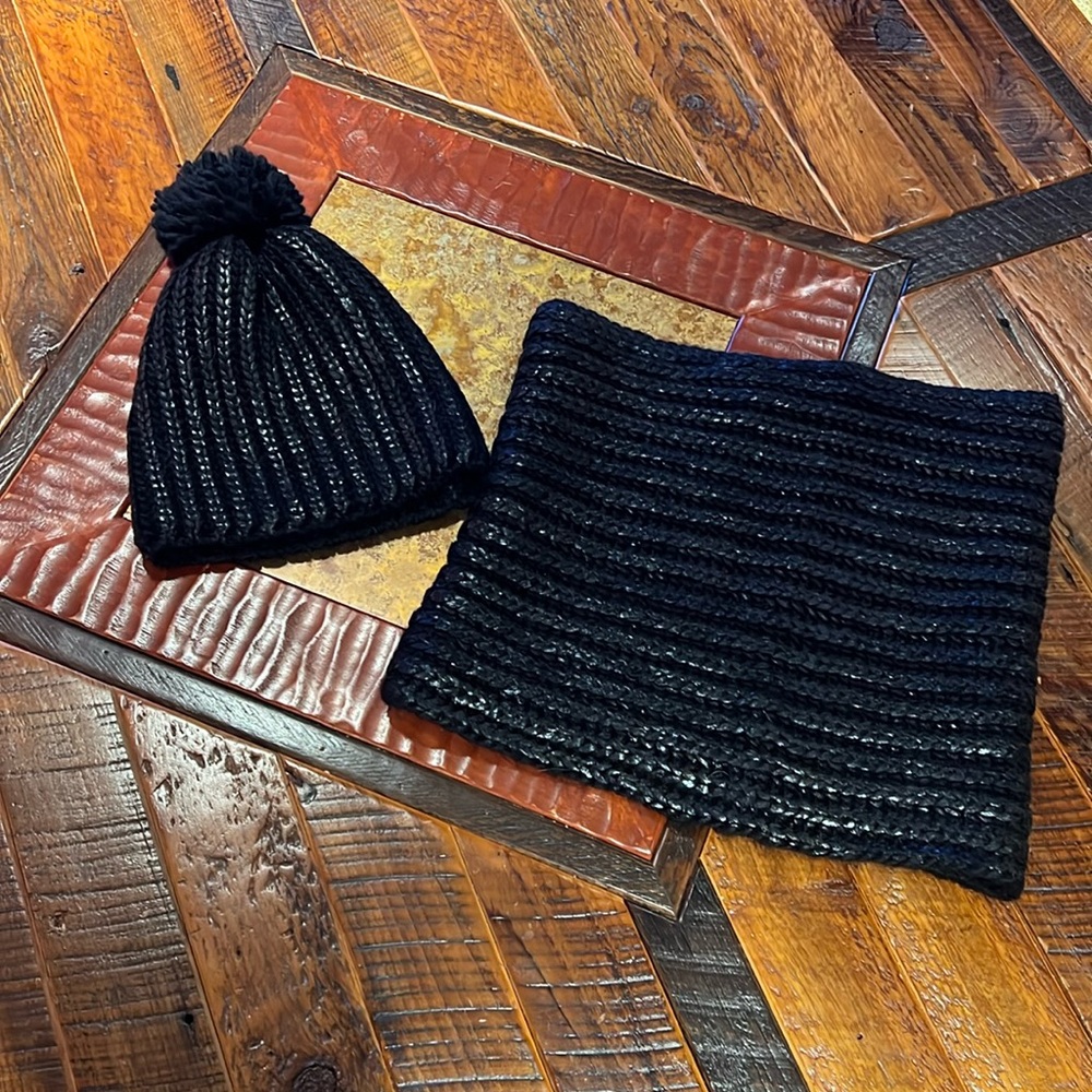 Matching infinity, scarf and hat